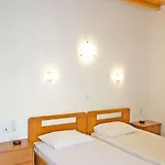 Makis Place Hotel