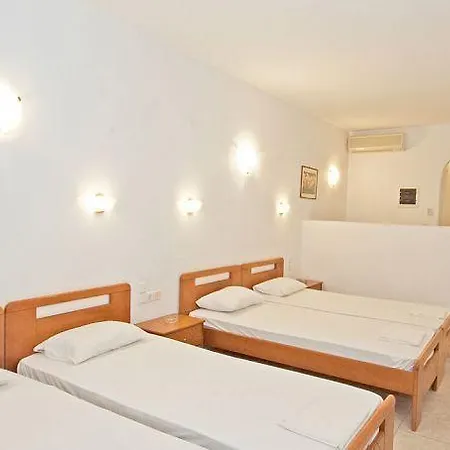 Makis Place Szálloda