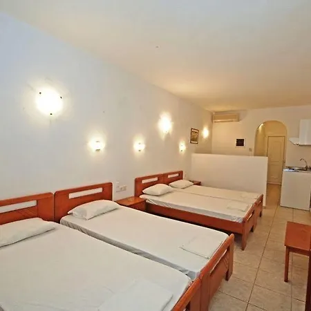 Makis Place Tourlos